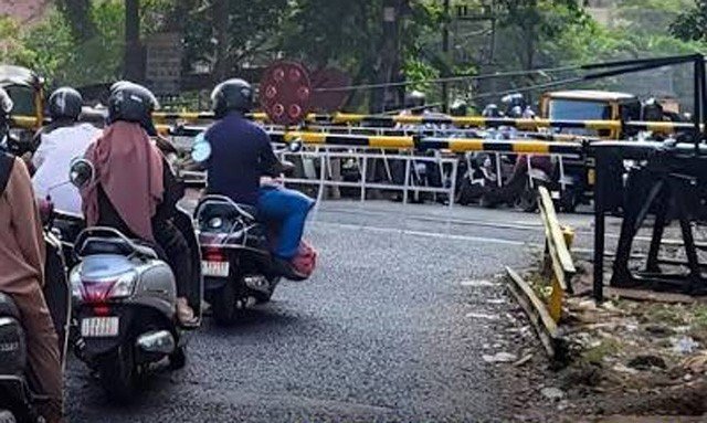 Pandeshwar level crossing set for double boom barrier to support four-lane traffic